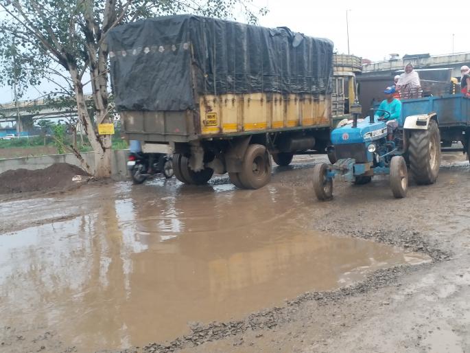 Shirdi-Surat highway in potholes | शिर्डी-सुरत महामार्ग खड्ड्यांत Shirdi-Surat highway in potholes | शिर्डी-सुरत महामार्ग खड्ड्यांत