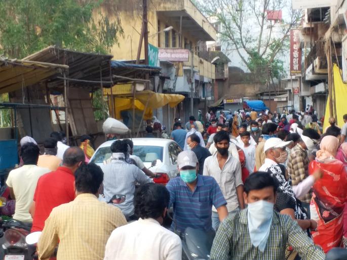 Pimpalgaon Baswant to social distance fuzz | पिंपळगाव बसवंतला सोशल डिस्टन्सिंगचा फज्जा Pimpalgaon Baswant to social distance fuzz | पिंपळगाव बसवंतला सोशल डिस्टन्सिंगचा फज्जा