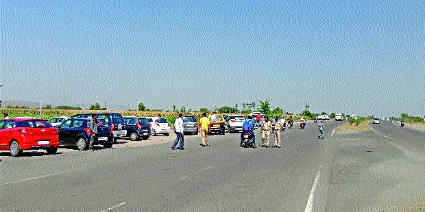 Traffic inspection at the district boundary | जिल्ह्याच्या सीमेवर प्रवाशांची तपासणी Traffic inspection at the district boundary | जिल्ह्याच्या सीमेवर प्रवाशांची तपासणी