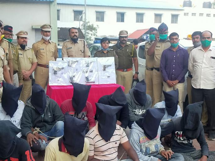 Village pistols smuggled from Madhya Pradesh | मध्य प्रदेशमधून गावठी पिस्तुलांची तस्करी उधळली Village pistols smuggled from Madhya Pradesh | मध्य प्रदेशमधून गावठी पिस्तुलांची तस्करी उधळली
