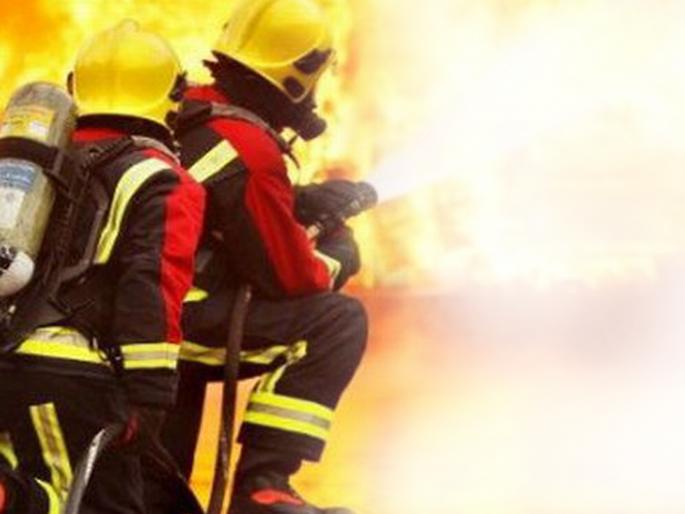 Status in Parbhani district: Fire brigade on contract employees | परभणी जिल्ह्यातील स्थिती :कंत्राटी कर्मचाऱ्यांवरच अग्निशमन दलाचा डोलारा Status in Parbhani district: Fire brigade on contract employees | परभणी जिल्ह्यातील स्थिती :कंत्राटी कर्मचाऱ्यांवरच अग्निशमन दलाचा डोलारा