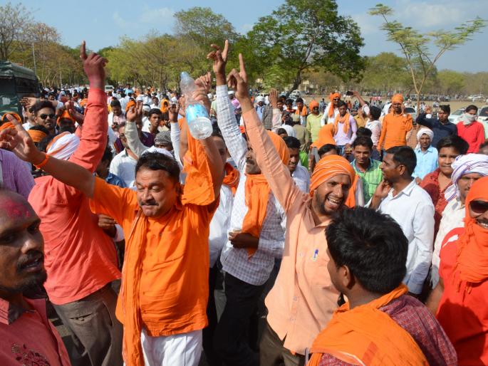 Parbhani: After every round, the enthusiasm and the thrill of the workers were changed | परभणी : प्रत्येक फेरीनंतर असा बदलत गेला कार्यकर्त्यांमधील उत्साह आणि जल्लोष Parbhani: After every round, the enthusiasm and the thrill of the workers were changed | परभणी : प्रत्येक फेरीनंतर असा बदलत गेला कार्यकर्त्यांमधील उत्साह आणि जल्लोष