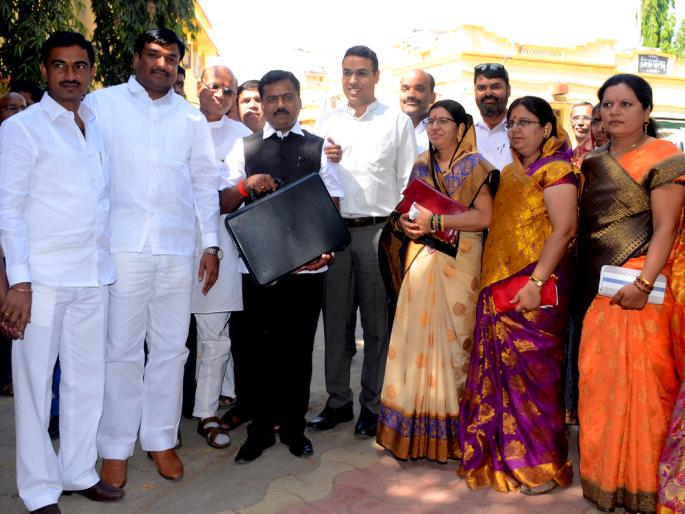 Parbhani ZP meeting: Resolution of withdrawing false cases | परभणी जि.प.ची सभा: खोटे गुन्हे मागे घेण्याचा ठराव