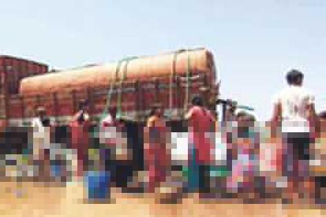 Parbhani: Twenty-three-odd turnover of the day; Silver of water dealers due to scarcity | परभणी : दिवसाकाठी सव्वा लाखाची उलाढाल;टंचाईमुळे पाणी विक्रेत्यांची चांदी Parbhani: Twenty-three-odd turnover of the day; Silver of water dealers due to scarcity | परभणी : दिवसाकाठी सव्वा लाखाची उलाढाल;टंचाईमुळे पाणी विक्रेत्यांची चांदी