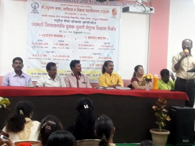 Parbhaniit kavisamalan: This hungry hut asks for bread ... | परभणीत कविसंमेलन : ही उपाशी झोपडी तर भाकरी मागते...