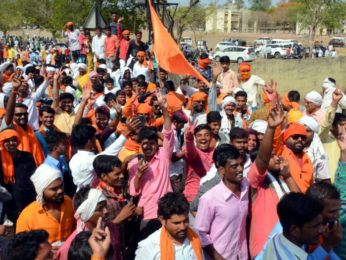 Parbhani: Celebrations in celebration of celebration of celebration | परभणी : प्रखर उन्हात कार्यकर्त्यांनी केला विजयाचा आनंदोत्सव साजरा