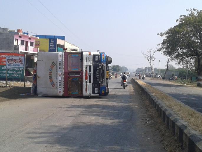 Parbhani: The traffic was in disarray due to the container reversal at Palam | परभणी : पालम येथे कंटेनर उलटल्याने वाहतूक झाली विस्कळीत