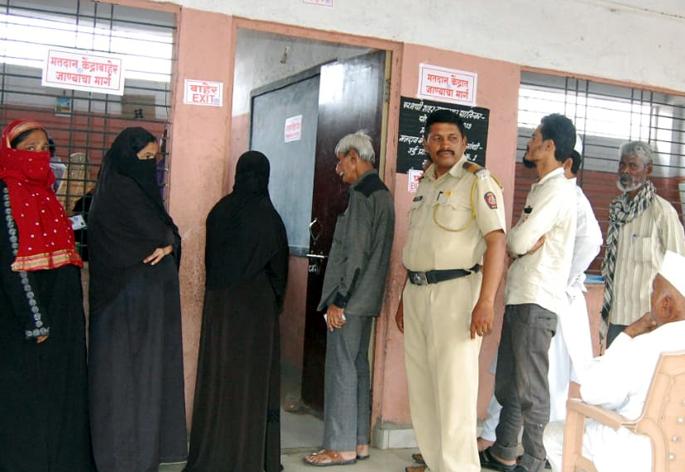 Parbhani: The fate of 23 candidates in the polling station is closed | परभणी: २३ उमेदवारांचे भवितव्य मतदानयंत्रात झाले बंद