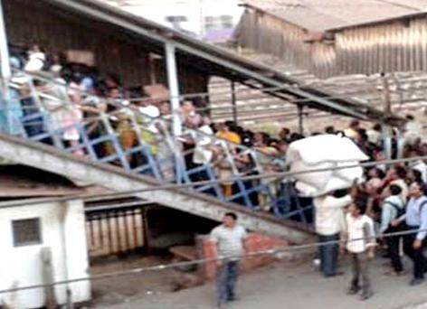 Parbhani railway station: The work of the pedestrian bridge started | परभणी रेल्वेस्थानकावर पादचारी पुलाचे काम सुरु Parbhani railway station: The work of the pedestrian bridge started | परभणी रेल्वेस्थानकावर पादचारी पुलाचे काम सुरु