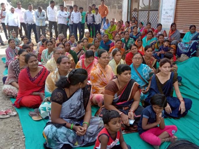 Parbhani: Citizens' agitation for street demolition | परभणी : रस्त्याच्या डांबरीकरणासाठी नागरिकांनी केले आंदोलन Parbhani: Citizens' agitation for street demolition | परभणी : रस्त्याच्या डांबरीकरणासाठी नागरिकांनी केले आंदोलन