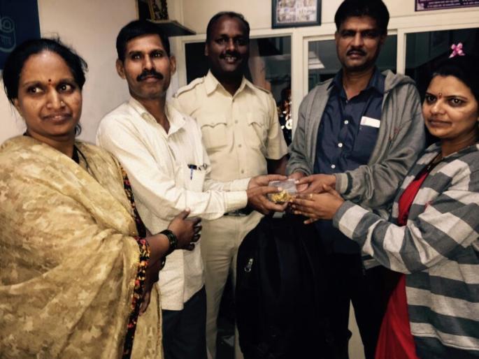 Satara: Twelve copies found in the journey returned to gold, the integrity of a couple in Limb; The police appreciated | सातारा : प्रवासात सापडलेले बारा तोळे सोने केले परत, लिंब येथील दाम्पत्याचा प्रामाणिकपणा; पोलिसांनी केले कौतुक Satara: Twelve copies found in the journey returned to gold, the integrity of a couple in Limb; The police appreciated | सातारा : प्रवासात सापडलेले बारा तोळे सोने केले परत, लिंब येथील दाम्पत्याचा प्रामाणिकपणा; पोलिसांनी केले कौतुक