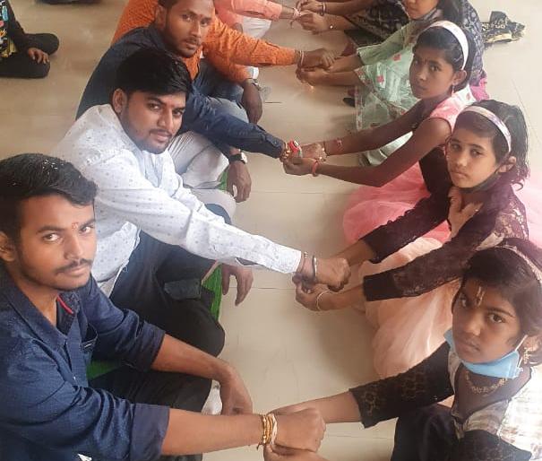 Rakshabandhan with children of suicidal farmers | आत्महत्याग्रस्त शेतकऱ्यांच्या मुलांसोबत रक्षाबंधन Rakshabandhan with children of suicidal farmers | आत्महत्याग्रस्त शेतकऱ्यांच्या मुलांसोबत रक्षाबंधन