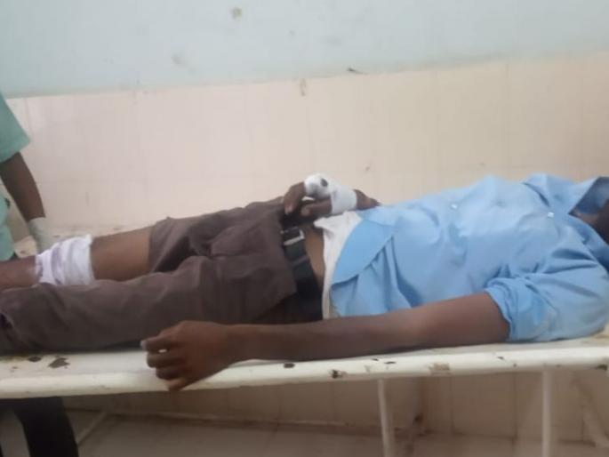 Attack the young man with a knife | पहूर येथे तरुणावर कोयत्याने वार Attack the young man with a knife | पहूर येथे तरुणावर कोयत्याने वार