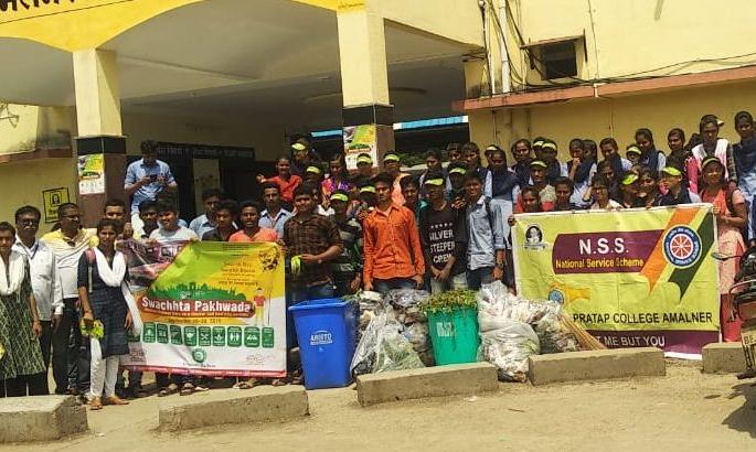 Students cleaned the train station | विद्यार्थ्यांनी केली रेल्वेस्थानकाची साफसफाई Students cleaned the train station | विद्यार्थ्यांनी केली रेल्वेस्थानकाची साफसफाई