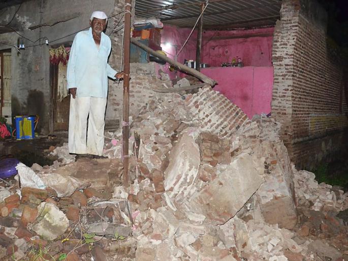 A wall collapsed by rain | पावसाने कोसळली भिंत