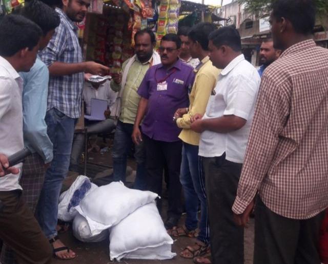 Plastic ban paperwork | चोपड्यात प्लॅस्टिक बंदी कागदोपत्रीच Plastic ban paperwork | चोपड्यात प्लॅस्टिक बंदी कागदोपत्रीच