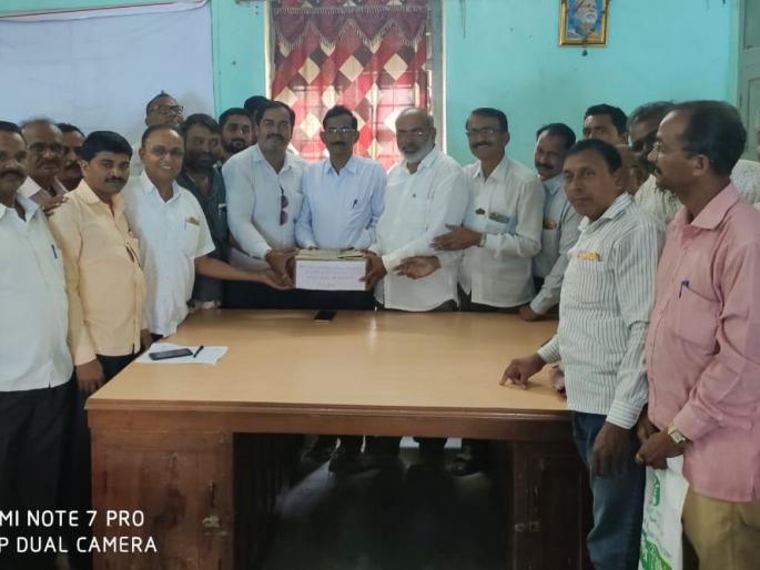 Gramsevak's agitation in Chopda | चोपडा येथे ग्रामसेवकांचे कामबंद आंदोलन Gramsevak's agitation in Chopda | चोपडा येथे ग्रामसेवकांचे कामबंद आंदोलन