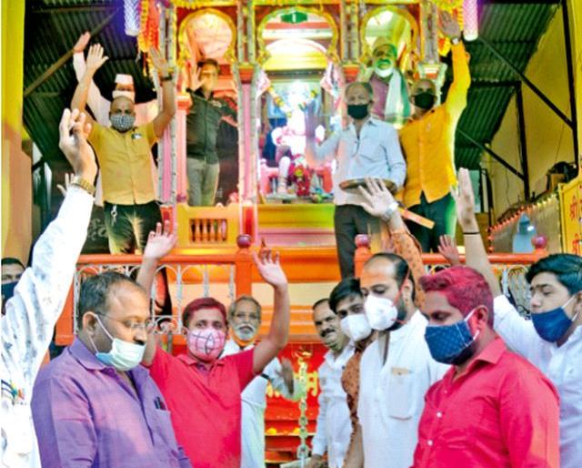 Worship of Ramratha at the hands of dignitaries | मानकऱ्यांच्या हस्ते रामरथाचे पूजन Worship of Ramratha at the hands of dignitaries | मानकऱ्यांच्या हस्ते रामरथाचे पूजन
