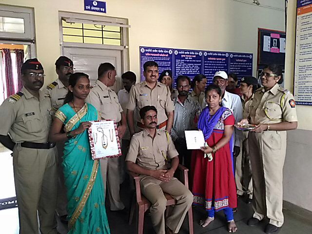 The unique brother-in-law of Ratnagiri Police by returning Sreedhan | स्रीधन परत करून रत्नागिरी पोलिसांची अनोखी भाऊबीज The unique brother-in-law of Ratnagiri Police by returning Sreedhan | स्रीधन परत करून रत्नागिरी पोलिसांची अनोखी भाऊबीज