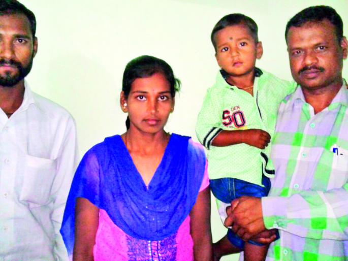 Ratnagiri: From the rope to the 60 ft deep well, the survivor ..., the survivor of Chimudra | रत्नागिरी : दोरीवरून ते ६० फूट खोल विहिरीत उतरले अन्...,चिमुरड्याचा वाचवला जीव Ratnagiri: From the rope to the 60 ft deep well, the survivor ..., the survivor of Chimudra | रत्नागिरी : दोरीवरून ते ६० फूट खोल विहिरीत उतरले अन्...,चिमुरड्याचा वाचवला जीव