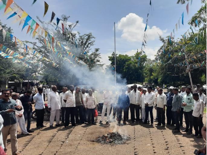 farmers did holi of soybeans in front of Tehsil office demanding relief fund | नुकसानग्रस्त शेतकऱ्यांनी तहसील कार्यालयासमोर सोयाबीनची केली होळी