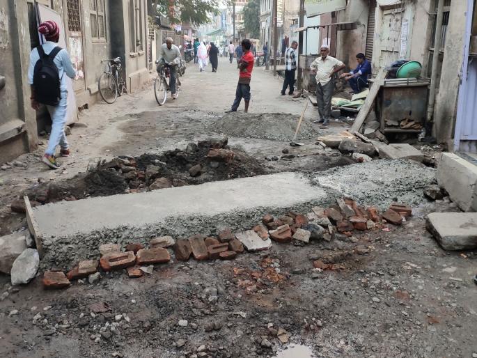 At Bhusawal, the municipality started measures by putting dappas on the road leading to Khadka Road | भुसावळ येथे पालिकेतर्फे खडका रोडकडे जाणाऱ्या रस्त्यावर ढापा टाकून उपाययोजना सुरू At Bhusawal, the municipality started measures by putting dappas on the road leading to Khadka Road | भुसावळ येथे पालिकेतर्फे खडका रोडकडे जाणाऱ्या रस्त्यावर ढापा टाकून उपाययोजना सुरू