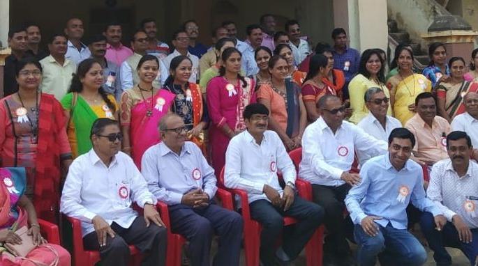 An alumni association organized at Chinawal School | चिनावल विद्यालयात रंगले माजी विद्यार्थ्यांचे स्नेहसंमेलन An alumni association organized at Chinawal School | चिनावल विद्यालयात रंगले माजी विद्यार्थ्यांचे स्नेहसंमेलन