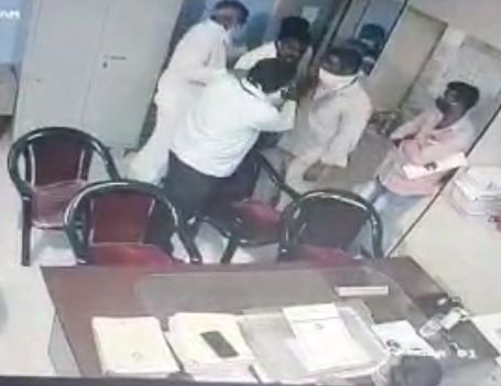 The two came running towards the Bodwad chief | बोदवड मुख्याधिकाऱ्यांच्या अंगावर दोघे आले धावून