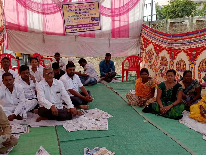 Fasting of Sarpanch for households at Bodwad | बोदवड येथे घरकुलांसाठी सरपंचांचे उपोषण Fasting of Sarpanch for households at Bodwad | बोदवड येथे घरकुलांसाठी सरपंचांचे उपोषण