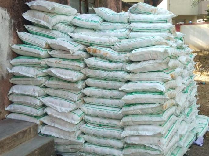 Disposal of fake salt stock in Jamnera | जामनेरात बनावट मिठ साठ्याची लावली विल्हेवाट Disposal of fake salt stock in Jamnera | जामनेरात बनावट मिठ साठ्याची लावली विल्हेवाट