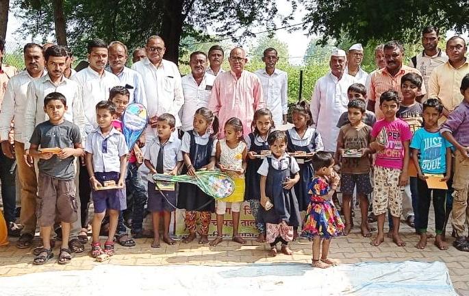 Distribution of sports and school materials in Bhardu school by the youth council | युवा परिषदेतर्फे भार्डू शाळेत क्रीडा व शालेय साहित्य वाटप