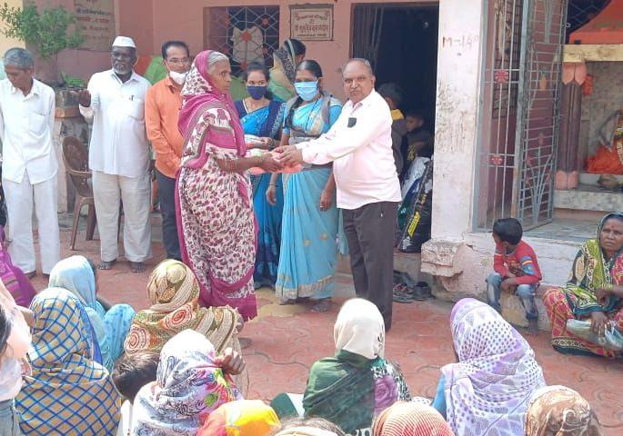 Distribution of sarees and farals to tribal women by retired teachers | सेवानिवृत्त शिक्षिकेतर्फे आदिवासी महिलांना साड्या व फराळ वाटप