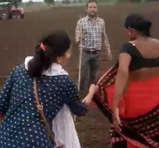 Shocking! Farmer woman beaten by illegal moneylender | धक्कादायक! अवैध सावकाराकडून शेतकरी महिलेला अर्धवस्त्र करून मारहाण