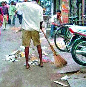 Demand for pay hike for cleaners | सफाई कामगारांना वेतनवाढ देण्याची मागणी Demand for pay hike for cleaners | सफाई कामगारांना वेतनवाढ देण्याची मागणी