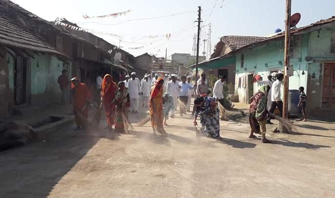 Greetings to Rashtrasant Gadge Maharaj from village cleanliness | ग्राम स्वच्छतेतुन राष्ट्रसंत गाडगे महाराज यांना अभिवादन Greetings to Rashtrasant Gadge Maharaj from village cleanliness | ग्राम स्वच्छतेतुन राष्ट्रसंत गाडगे महाराज यांना अभिवादन