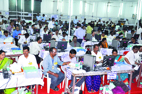 After every round, the cheerful expressions of the workers' faces! | प्रत्येक फेरीनंतर विजयी उमेदवारांच्या कार्यकर्त्यांच्या चेहऱ्यावर आनंदी भाव ! After every round, the cheerful expressions of the workers' faces! | प्रत्येक फेरीनंतर विजयी उमेदवारांच्या कार्यकर्त्यांच्या चेहऱ्यावर आनंदी भाव !