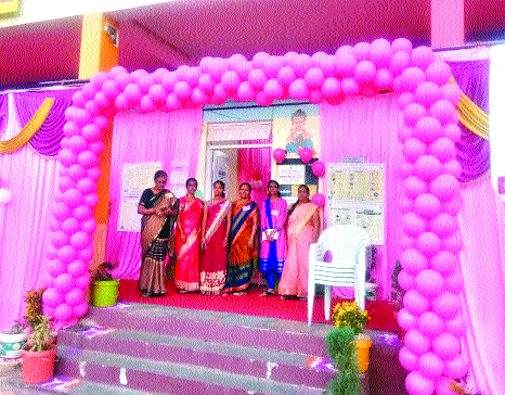 Thick pink polling station in Koregaon | कोरेगाव येथे चक्क गुलाबी मतदान केंद्र Thick pink polling station in Koregaon | कोरेगाव येथे चक्क गुलाबी मतदान केंद्र