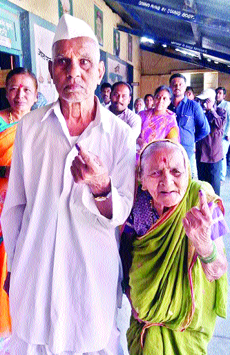 60 percent voting in 40 degrees; The voters in the district showed excitement | ४0 डिग्रीतही झाले ६0 टक्के मतदान; जिल्ह्यातील मतदारांनी दाखवला उत्साह 60 percent voting in 40 degrees; The voters in the district showed excitement | ४0 डिग्रीतही झाले ६0 टक्के मतदान; जिल्ह्यातील मतदारांनी दाखवला उत्साह