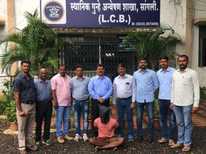 Fugitives arrested in robbery with murder | खुनासह दरोड्यातील फरारीस अटक