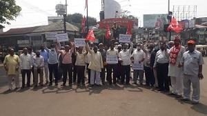 Shekap protests for electricity bill waiver during lockdown period | लॉकडाऊन काळातील वीजबिल माफीसाठी शेकापची निदर्शने Shekap protests for electricity bill waiver during lockdown period | लॉकडाऊन काळातील वीजबिल माफीसाठी शेकापची निदर्शने