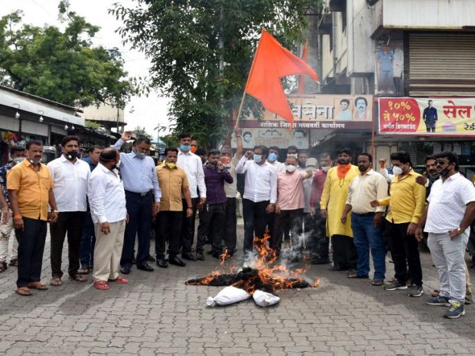 Shiv Sena burns Venkaiah Naidu's poster | शिवसेनेकडून व्यंकय्या नायडू यांचा प्रतिकात्मक पुतळा जाळून घोषणाबाजी Shiv Sena burns Venkaiah Naidu's poster | शिवसेनेकडून व्यंकय्या नायडू यांचा प्रतिकात्मक पुतळा जाळून घोषणाबाजी