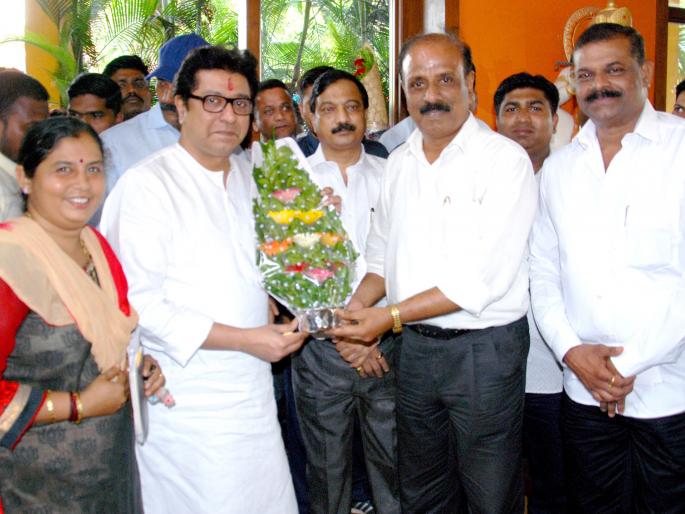 Sindhudurg: Submit requests to Baban Salgaonkar, Raj Thackeray | सिंधुदुर्ग : वैद्यकीय सुविधांबरोबरच उद्योग यावेत : बबन साळगावकर, राज ठाकरे यांना निवेदन Sindhudurg: Submit requests to Baban Salgaonkar, Raj Thackeray | सिंधुदुर्ग : वैद्यकीय सुविधांबरोबरच उद्योग यावेत : बबन साळगावकर, राज ठाकरे यांना निवेदन