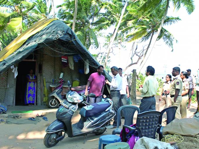 Chowola removes unauthorized huts at the beech, orders of Konkan commissioners, action against the police | सिंधुदुर्ग : चिवला बिच येथील अनधिकृत झोपडी हटविली, कोकण आयुक्तांचे आदेश