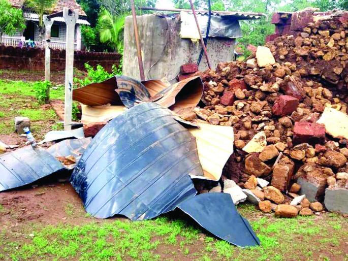 Water tank of Vabhave collapsed, Vaibhavwadi nagar panchayat uplift focus | वाभवेतील पाण्याची टाकी कोसळली, वैभववाडी नगरपंचायतीचे वेधले लक्ष
