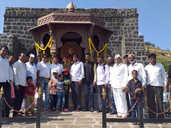 Shivrajaya's hymn on the day of celebration | शिवपदस्पर्श दिनानिमित्त विश्रामगडावर शिवरायांचा जयघोष