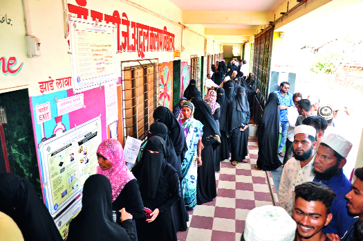 65 percent polling for the Lok Sabha | लोकसभेसाठी ६५ टक्के मतदान 65 percent polling for the Lok Sabha | लोकसभेसाठी ६५ टक्के मतदान