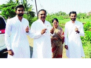 Leaders' initiatives in voting | मतदानातही नेत्यांचा पुढाकार Leaders' initiatives in voting | मतदानातही नेत्यांचा पुढाकार