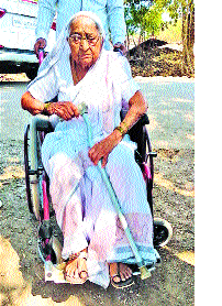 Hautatai Patil's poll in all the elections | सर्व निवडणुकांत हौसाताई पाटील यांचे मतदान Hautatai Patil's poll in all the elections | सर्व निवडणुकांत हौसाताई पाटील यांचे मतदान