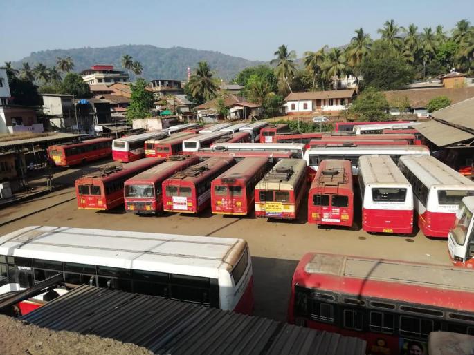 corona virus - Only ST buses in different bus stations | corona virus -वर्दळीच्या बसस्थानकात फक्त एसटी बसेस corona virus - Only ST buses in different bus stations | corona virus -वर्दळीच्या बसस्थानकात फक्त एसटी बसेस