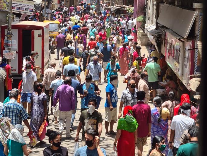 Aishi Taishi of social distance in Divya | दिव्यात सोशल डिस्टेंसींगची ऐशी तैशी Aishi Taishi of social distance in Divya | दिव्यात सोशल डिस्टेंसींगची ऐशी तैशी